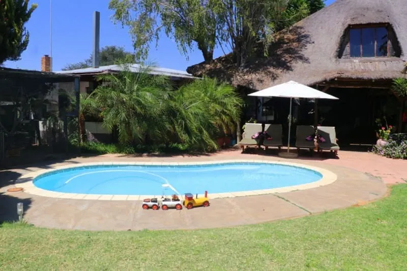 Habitación doble/triple, decorada con materiales naturales y diseñada para el descanso tras la jornada de safari.